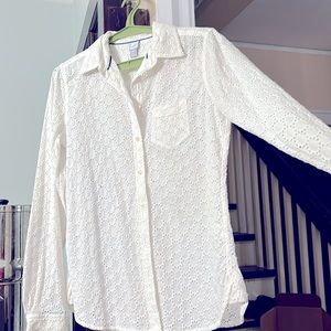 JCP NWT pretty white eyelet blouse with navy ribbon trim inside collar and cuffs